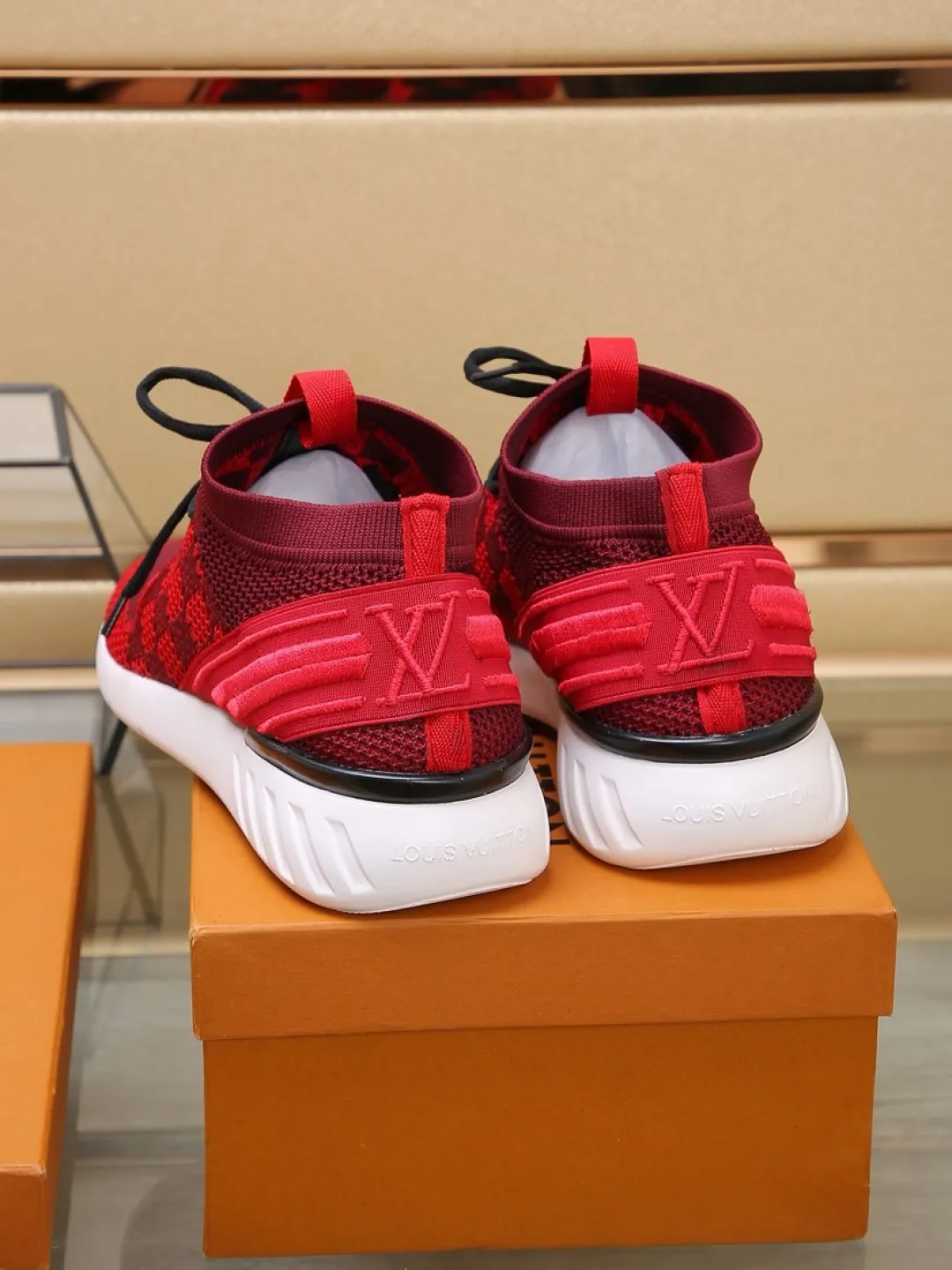 Men's shoes 💰P420💰"LOUI* VUITTO*" latest popular men's casual shoes ✔️This model is made of the original breathable fly woven fabric. The real thing is super shiny⚡️ Fashionable and versatile. The toe last shape is firm and full. The soles are LV original molds and can be put in and out at will. It is light and comfortable for the foot~Purely handmade, details determine the quality! Size:38-44